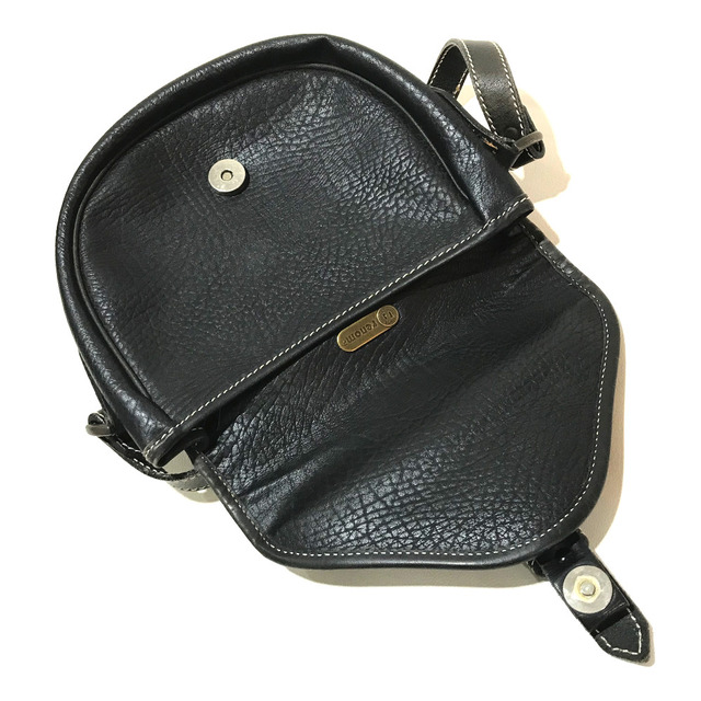 RENOMA(レノマ)のレノマ renoma ロゴプレート 斜め掛け ショルダーバッグ レザー ブラック レディースのバッグ(ショルダーバッグ)の商品写真