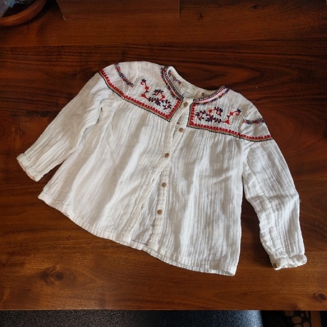 ZARA KIDS(ザラキッズ)のわーだ様専用　刺繍ブラウス　100cm相当？ キッズ/ベビー/マタニティのキッズ服女の子用(90cm~)(ブラウス)の商品写真