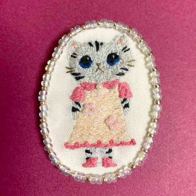107 ワンピースを着た猫さんの刺繍ブローチ ハンドメイドのアクセサリー(コサージュ/ブローチ)の商品写真