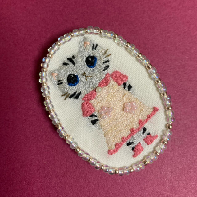 107 ワンピースを着た猫さんの刺繍ブローチ ハンドメイドのアクセサリー(コサージュ/ブローチ)の商品写真
