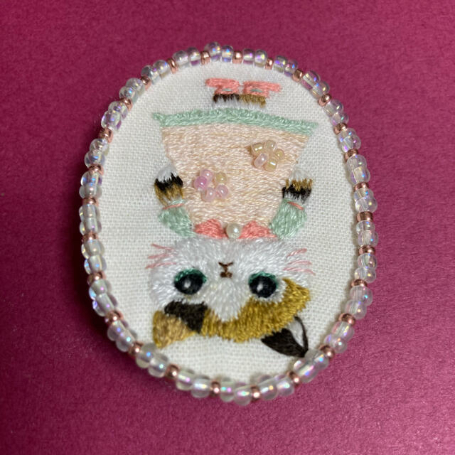 108 ワンピース姿のみけ猫さんの刺繍ブローチ ハンドメイドのアクセサリー(コサージュ/ブローチ)の商品写真