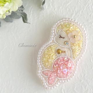 ビーズ刺繍♡マーメイドのブローチ／ピンク(コサージュ/ブローチ)