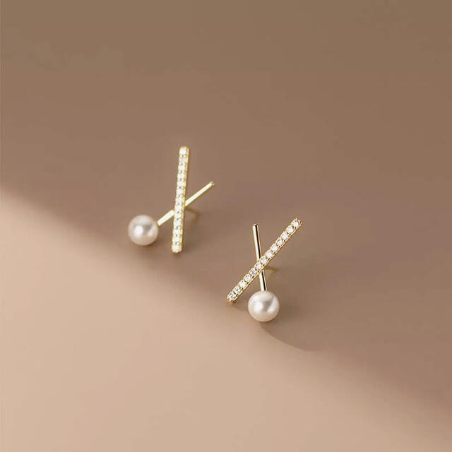 AHKAH(アーカー)のcross line pearl zirconia pierce ◯s925 レディースのアクセサリー(ピアス)の商品写真