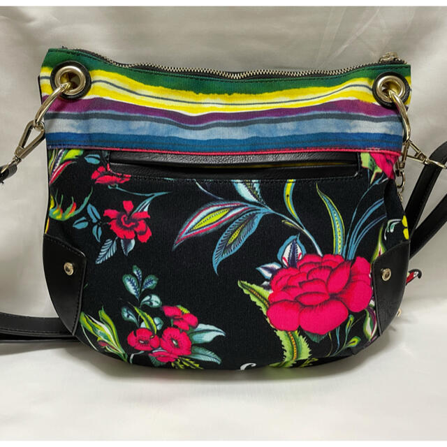 DESIGUAL(デシグアル)のデシグアル　ショルダーバック　肩掛けバック　斜め掛けバック　花柄　オウムチャーム レディースのバッグ(ショルダーバッグ)の商品写真