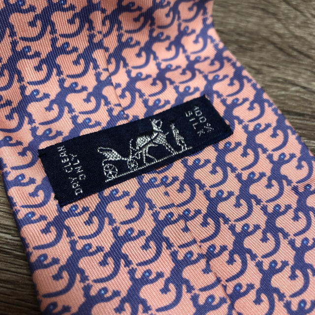 Hermes(エルメス)の美品　エルメス　ネクタイ　トカゲ柄　爬虫類柄　ピンク　シルク メンズのファッション小物(ネクタイ)の商品写真