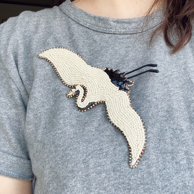 【縁起物】ビーズ刺繍♡鶴の大きめブローチ ハンドメイドのアクセサリー(コサージュ/ブローチ)の商品写真