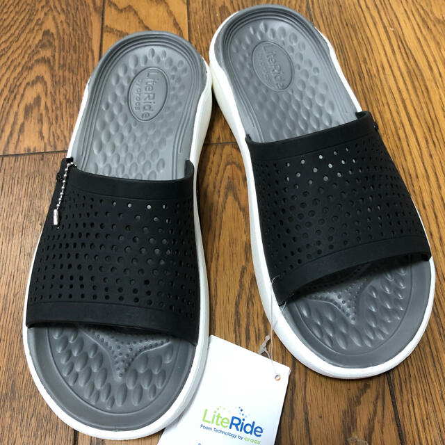 crocs(クロックス)の新品 クロックス ライトライド スライド 25 25.5cm ブラック×スモーク レディースの靴/シューズ(サンダル)の商品写真