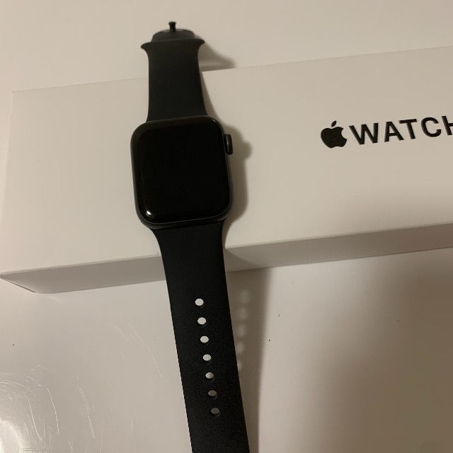 Apple Watch(アップルウォッチ)のApple Watch SE 40mm（GPSモデル）スペースグレイ　箱付き スマホ/家電/カメラのスマートフォン/携帯電話(その他)の商品写真