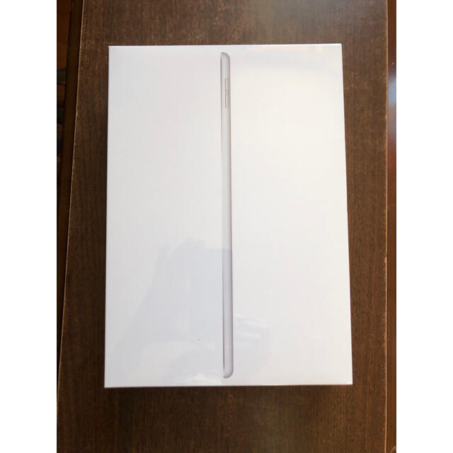 Apple(アップル)のiPad 10.2インチ 第8世代 Wi-Fi 32GB　シルバー　未開封 スマホ/家電/カメラのPC/タブレット(タブレット)の商品写真