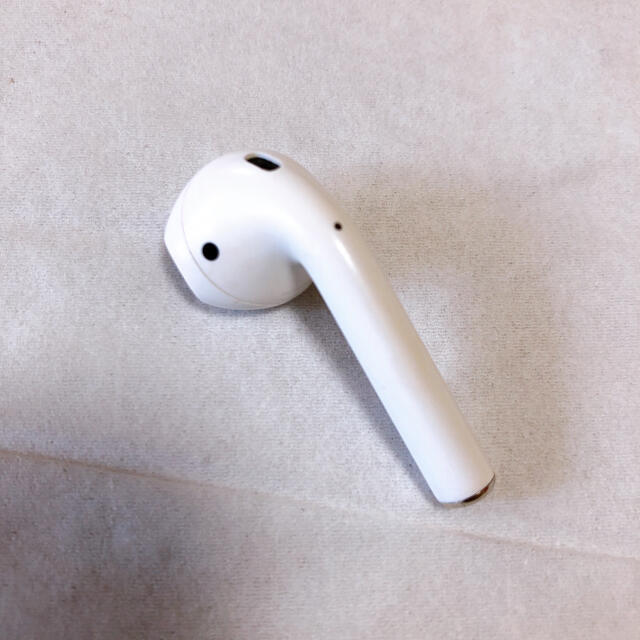 Apple(アップル)のAirPods 第二世代　左耳のみ スマホ/家電/カメラのオーディオ機器(ヘッドフォン/イヤフォン)の商品写真