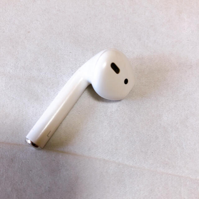 Apple(アップル)のAirPods 第二世代　左耳のみ スマホ/家電/カメラのオーディオ機器(ヘッドフォン/イヤフォン)の商品写真