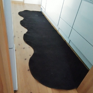 【匿名配送】キッチンマット ピーナッツ型 ブラック 65×260cm(キッチンマット)