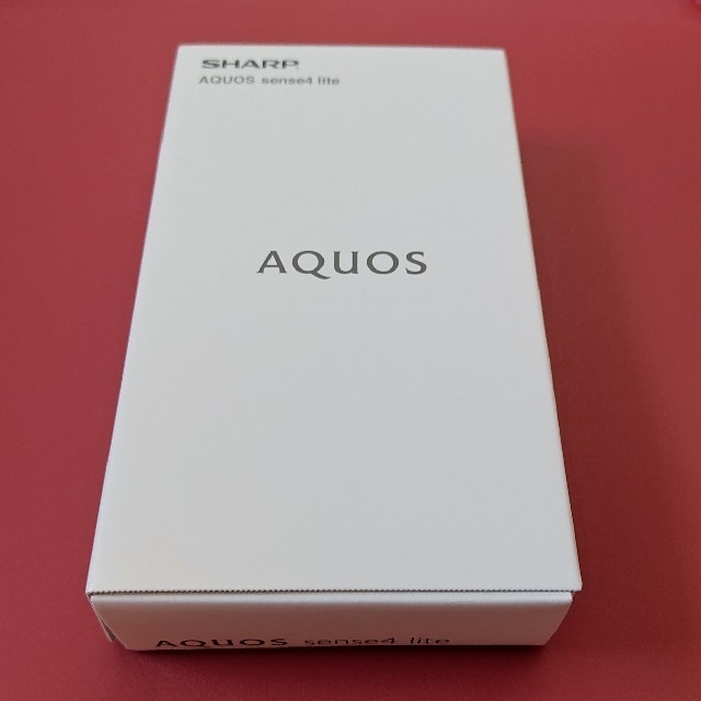 AQUOS(アクオス)のSHARP AQUOS sense4 lite 楽天版 シルバー 新品未使用 スマホ/家電/カメラのスマートフォン/携帯電話(スマートフォン本体)の商品写真