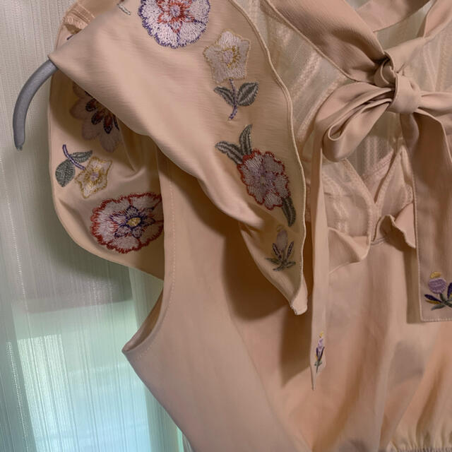 Lily Brown(リリーブラウン)の新品タグ付き　リリーブラウン  刺繍フリルトップス レディースのトップス(シャツ/ブラウス(半袖/袖なし))の商品写真