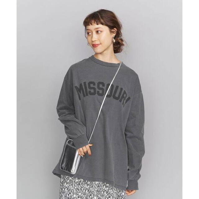 BEAUTY&YOUTH UNITED ARROWS(ビューティアンドユースユナイテッドアローズ)の BY ロゴプリントロングスリーブTシャツ   レディースのトップス(Tシャツ(長袖/七分))の商品写真