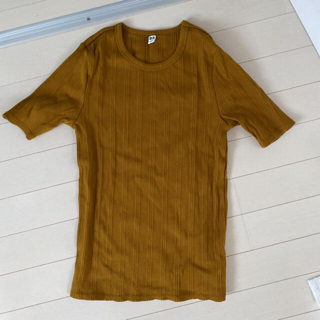 UNIQLO(ユニクロ)のユニクロ　マスタード　リブ　Tシャツ レディースのトップス(Tシャツ(半袖/袖なし))の商品写真