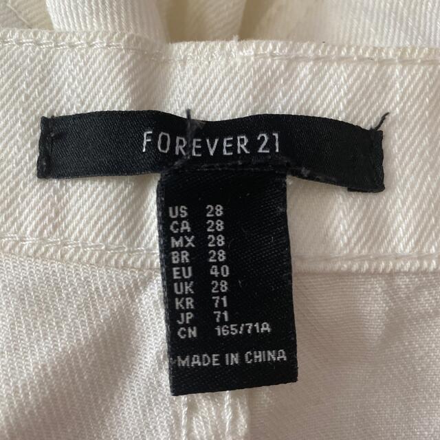 FOREVER 21(フォーエバートゥエンティーワン)のFOREVER21 ホワイトショートパンツ レディースのパンツ(ショートパンツ)の商品写真