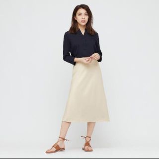 ユニクロ(UNIQLO)の新品　ユニクロ　サテンナロースカート　黒　ブラック(ひざ丈スカート)