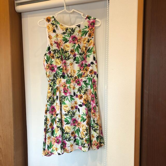 FOREVER 21(フォーエバートゥエンティーワン)の花柄ワンピース レディースのワンピース(ミニワンピース)の商品写真