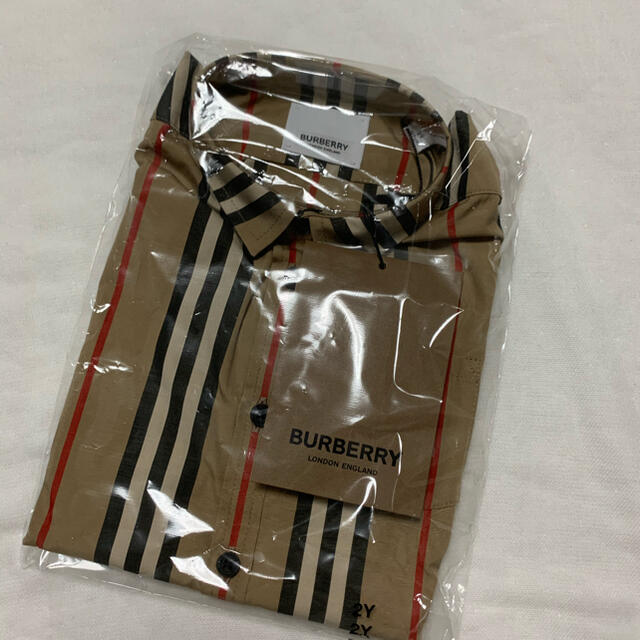 BURBERRY(バーバリー)のお取り置き中【新品未使用】バーバリー　シャツ　2Y キッズ/ベビー/マタニティのキッズ服男の子用(90cm~)(Tシャツ/カットソー)の商品写真