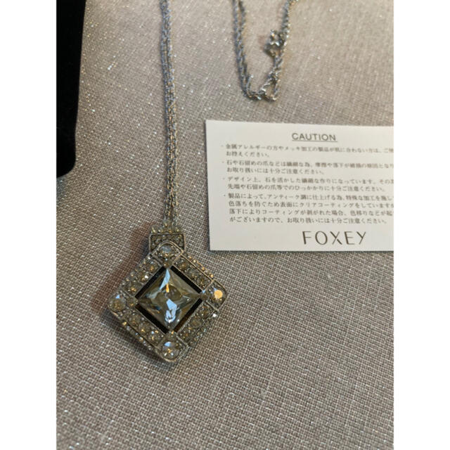 【超目玉】 FOXEY - Foxey 新品クリスタルネックレス　(ケースと取り扱い書付き) ネックレス