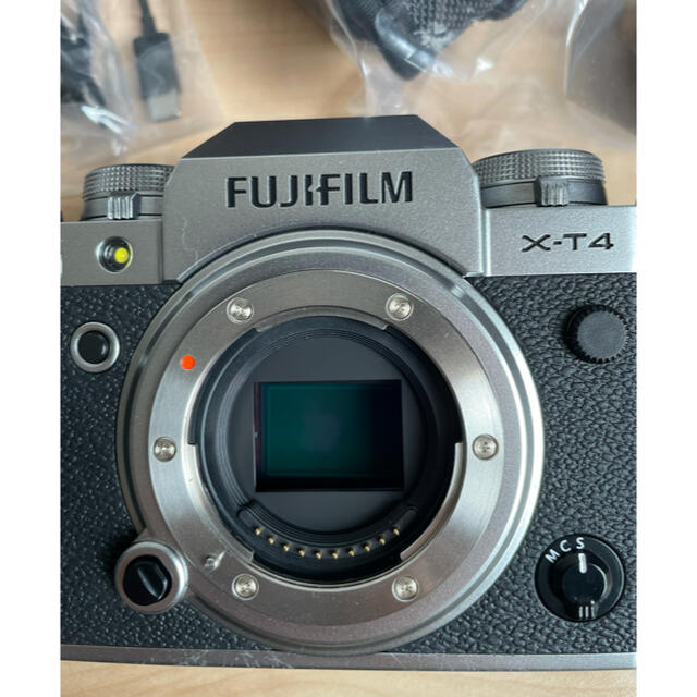 富士フイルム(フジフイルム)のFujifilm 富士フイルム X-T4 美品  おまけ付き スマホ/家電/カメラのカメラ(ミラーレス一眼)の商品写真