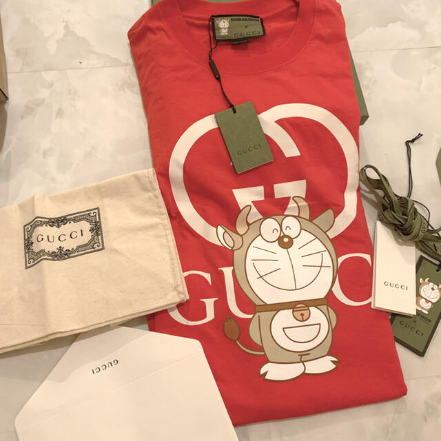 Gucci(グッチ)の【希少】グッチ　ドラえもん　コラボ　牛柄Ｔシャツ レディースのトップス(Tシャツ(半袖/袖なし))の商品写真