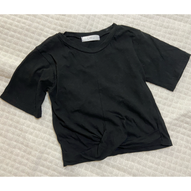 GU(ジーユー)のLVEU. ラブユ　ツイスト　クロップド　Tシャツ　ブラック　黒 レディースのトップス(Tシャツ(半袖/袖なし))の商品写真
