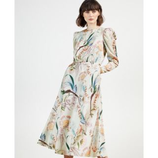 テッドベイカー(TED BAKER)の❤️Ted baker 2021 新作新品　白花柄ワンピース　オシャレ綺麗(ロングワンピース/マキシワンピース)