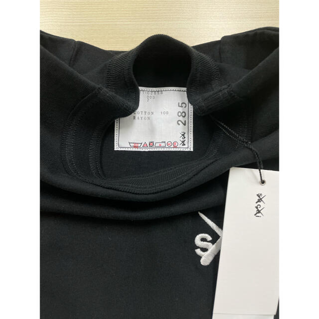 sacai(サカイ)のsacai KAWS Tシャツ 2 M Black 黒 刺繍 サカイ カウズ   メンズのトップス(Tシャツ/カットソー(半袖/袖なし))の商品写真