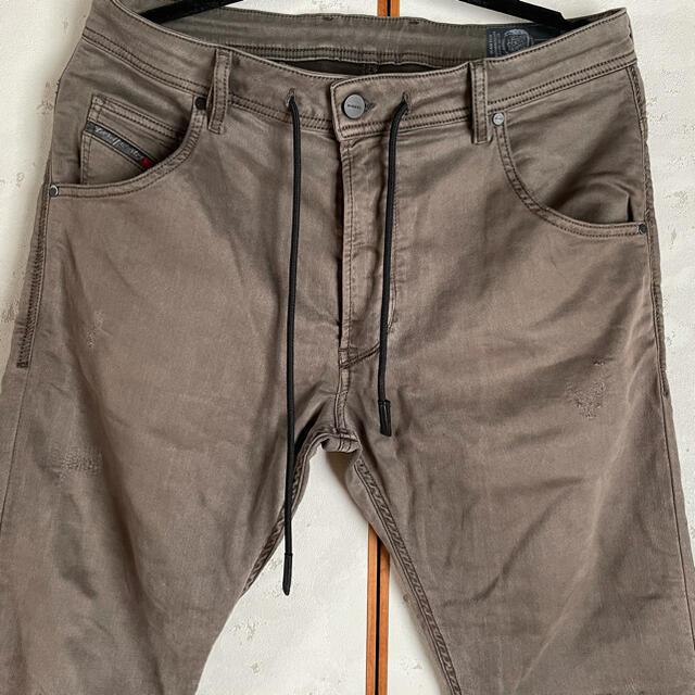 DIESEL(ディーゼル)の新品同様 DIESEL ジョグジーンズ KROOLEY チャコールグレー W32 メンズのパンツ(デニム/ジーンズ)の商品写真