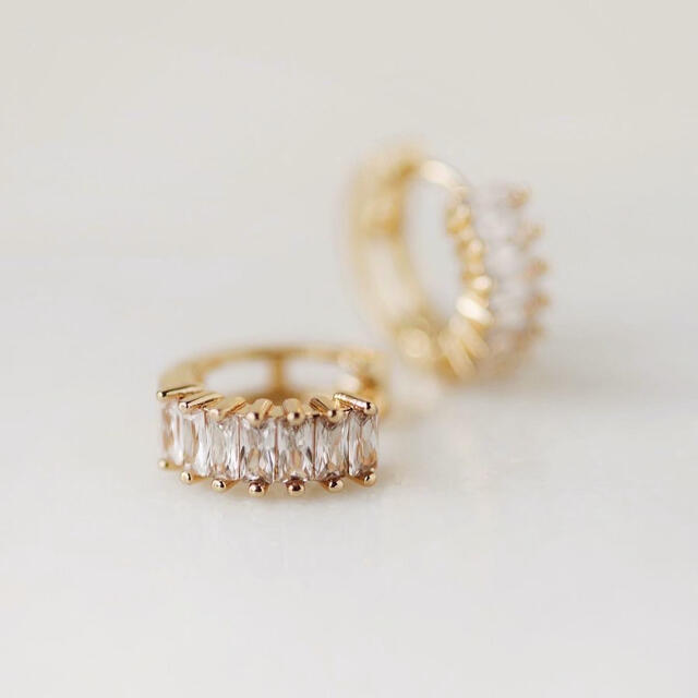 AHKAH(アーカー)のcrystal hoop pierce 18k coating レディースのアクセサリー(ピアス)の商品写真