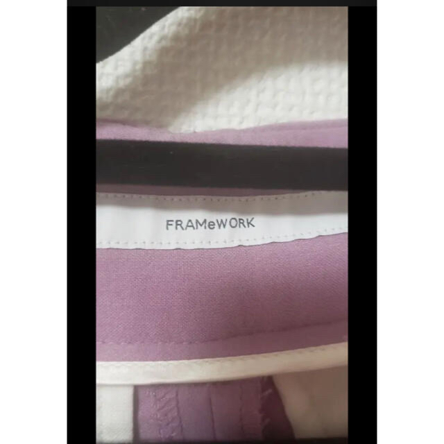 FRAMeWORK(フレームワーク)のFRAMeWORK テーパードパンツ　パープル レディースのパンツ(カジュアルパンツ)の商品写真