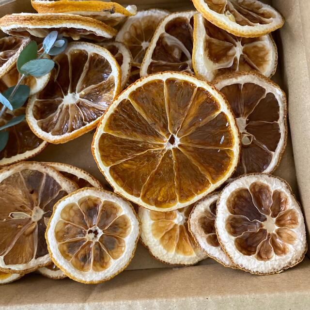 箱いっぱいのドライオレンジとレモン ハンドメイドのフラワー/ガーデン(ドライフラワー)の商品写真