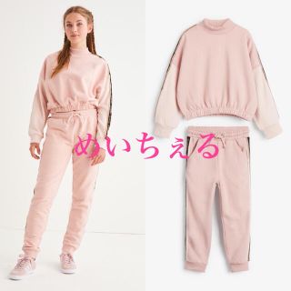 ネクスト(NEXT)の【新品】ピンクカラーブロック クルーネック&ジョガーパンツセット（ガールズ）(Tシャツ/カットソー)