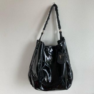 フルラ(Furla)のフルラ　エナメル　ショルダーバッグ　furla 黒　チャーム(ショルダーバッグ)