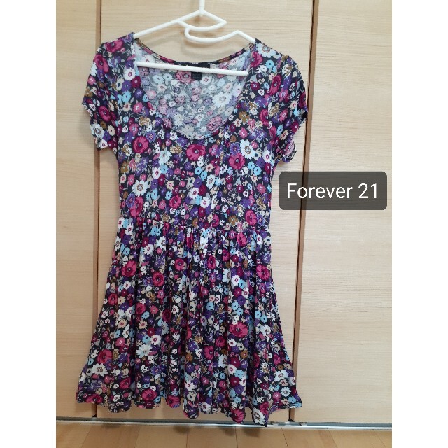 FOREVER 21(フォーエバートゥエンティーワン)のFOREVER 21 Forever 21 チュニック 花柄 半袖 Ｔシャツ レディースのトップス(チュニック)の商品写真