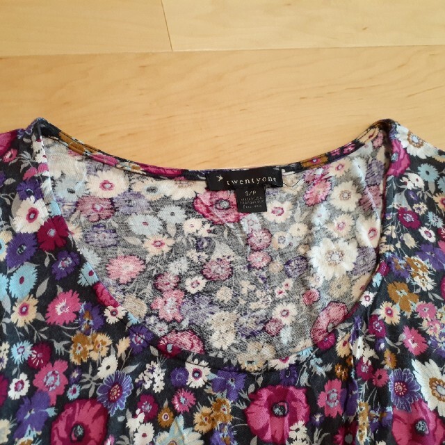 FOREVER 21(フォーエバートゥエンティーワン)のFOREVER 21 Forever 21 チュニック 花柄 半袖 Ｔシャツ レディースのトップス(チュニック)の商品写真