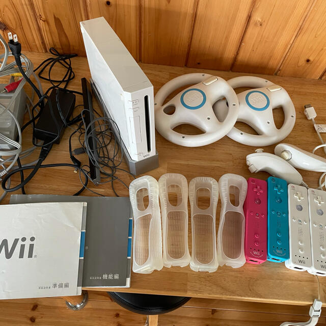 Wii(ウィー)のWii本体とゲームDisc エンタメ/ホビーのゲームソフト/ゲーム機本体(家庭用ゲーム機本体)の商品写真