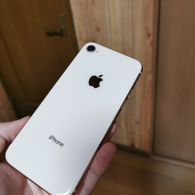 iPhone(アイフォーン)のiPhone8美品 64GB SIMロック解除済み スマホ/家電/カメラのスマートフォン/携帯電話(スマートフォン本体)の商品写真