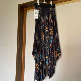 ザラ(ZARA)のZARA プリント柄ヘム裾プリーツスカート新品タグ付定価7990円(ひざ丈スカート)