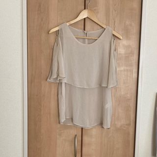 ディーホリック(dholic)の美品♡ヌーディベージュ♡肩見え♡シフォントップス(シャツ/ブラウス(半袖/袖なし))