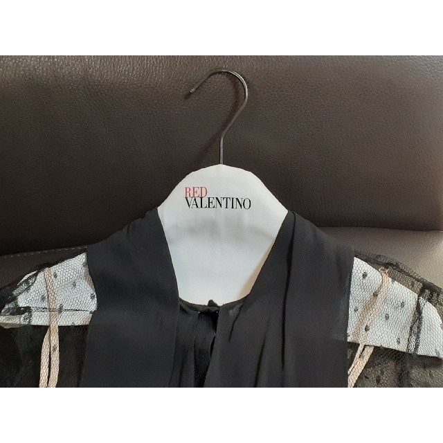 RED VALENTINO(レッドヴァレンティノ)のレッドヴァレンチノ　新品　ハンガー付き　オーガンジーブラウス レディースのトップス(シャツ/ブラウス(長袖/七分))の商品写真