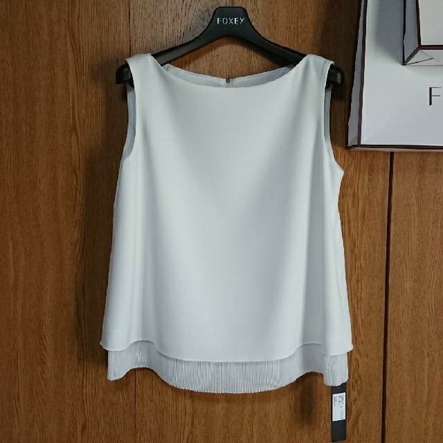 FOXEY(フォクシー)の✿ご専用✿FOXEY Blouse "Petit Plisse" ホワイト 38 レディースのトップス(シャツ/ブラウス(半袖/袖なし))の商品写真