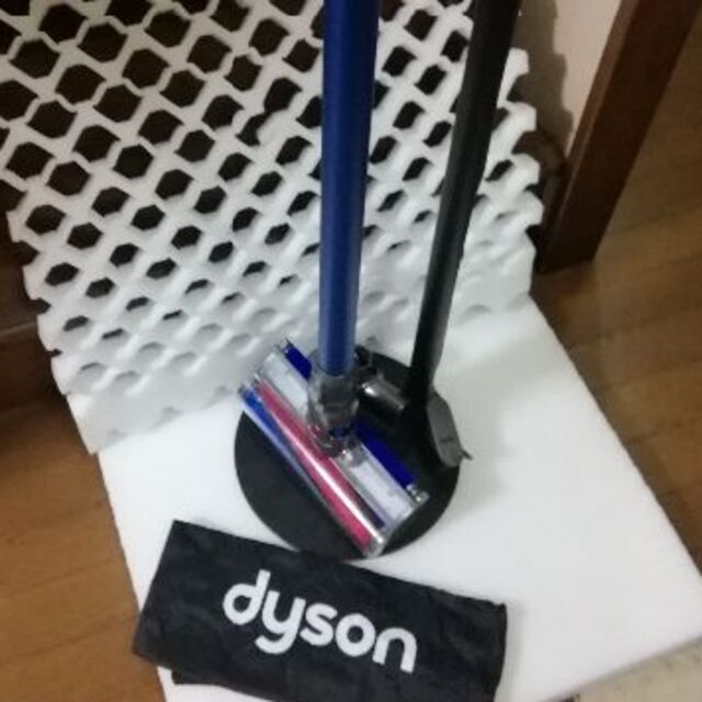 Dyson(ダイソン)のdyson v6(SV09) fluffy スタンドセット  スマホ/家電/カメラの生活家電(掃除機)の商品写真