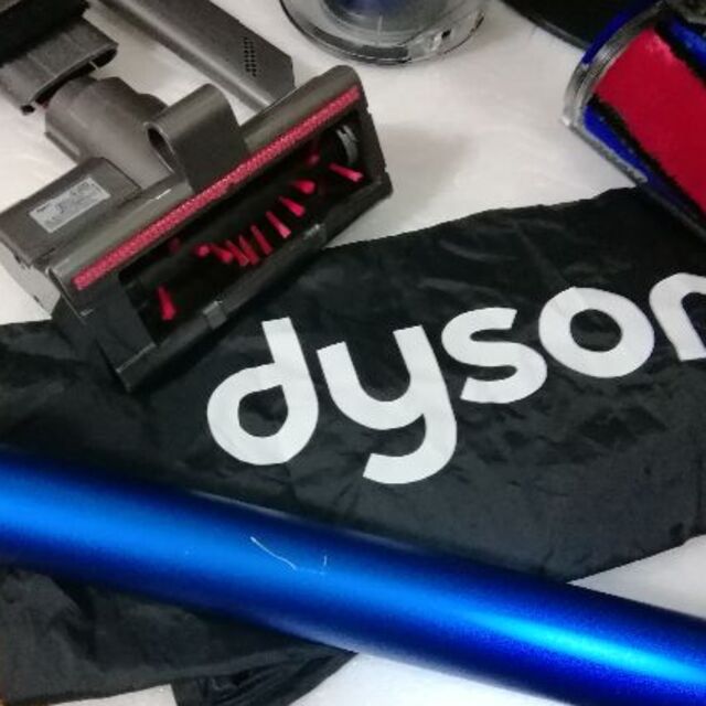 Dyson(ダイソン)のdyson v6(SV09) fluffy スタンドセット  スマホ/家電/カメラの生活家電(掃除機)の商品写真