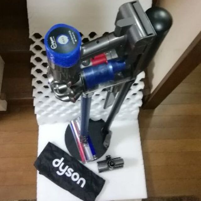 Dyson(ダイソン)のdyson v6(SV09) fluffy スタンドセット  スマホ/家電/カメラの生活家電(掃除機)の商品写真