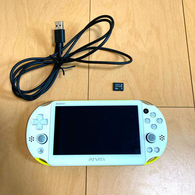 PlayStation Vita(プレイステーションヴィータ)の【値引き】PSVITA 2000 Wi-Fi ライムグリーン ＋メモリーカード エンタメ/ホビーのゲームソフト/ゲーム機本体(携帯用ゲーム機本体)の商品写真