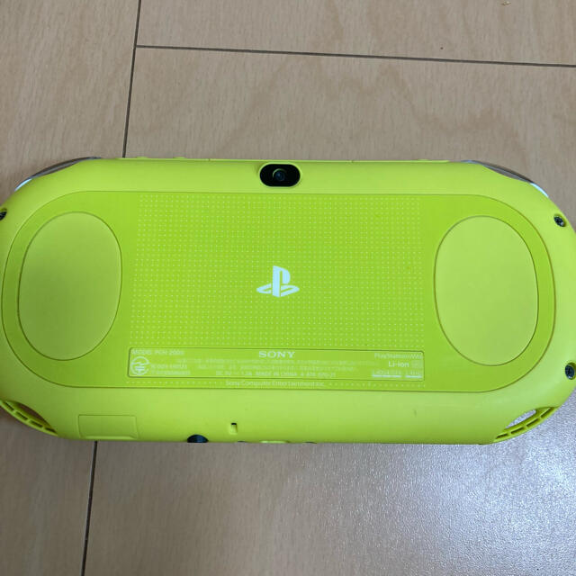 PlayStation Vita(プレイステーションヴィータ)の【値引き】PSVITA 2000 Wi-Fi ライムグリーン ＋メモリーカード エンタメ/ホビーのゲームソフト/ゲーム機本体(携帯用ゲーム機本体)の商品写真