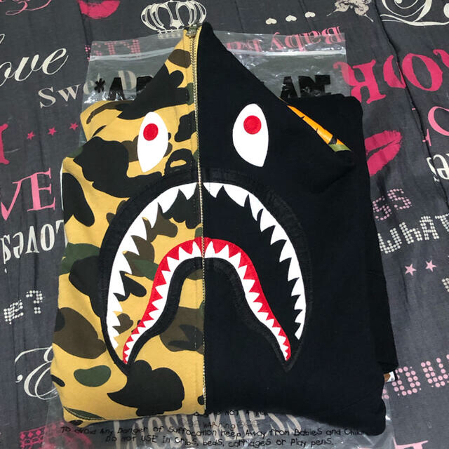 A BATHING APE(アベイシングエイプ)のA BATHING APE CAMO SHARK FULLZIP HOODIE メンズのトップス(パーカー)の商品写真